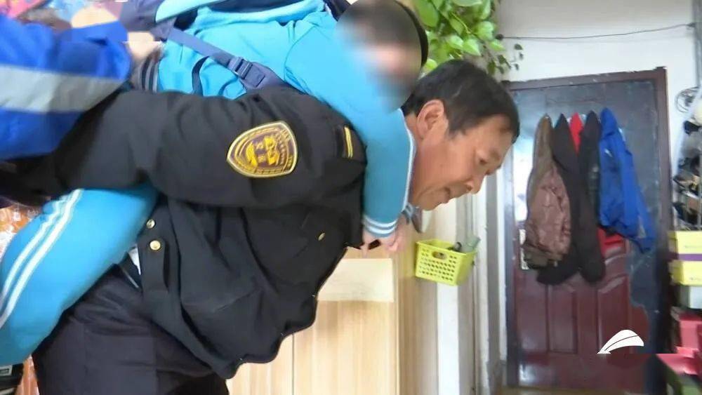 我是你的雙腿!山東56歲“校車爸爸”背起“漸凍”男孩上學 我是你的雙腿!山東56歲“校車爸爸”背起“漸凍”男孩上學