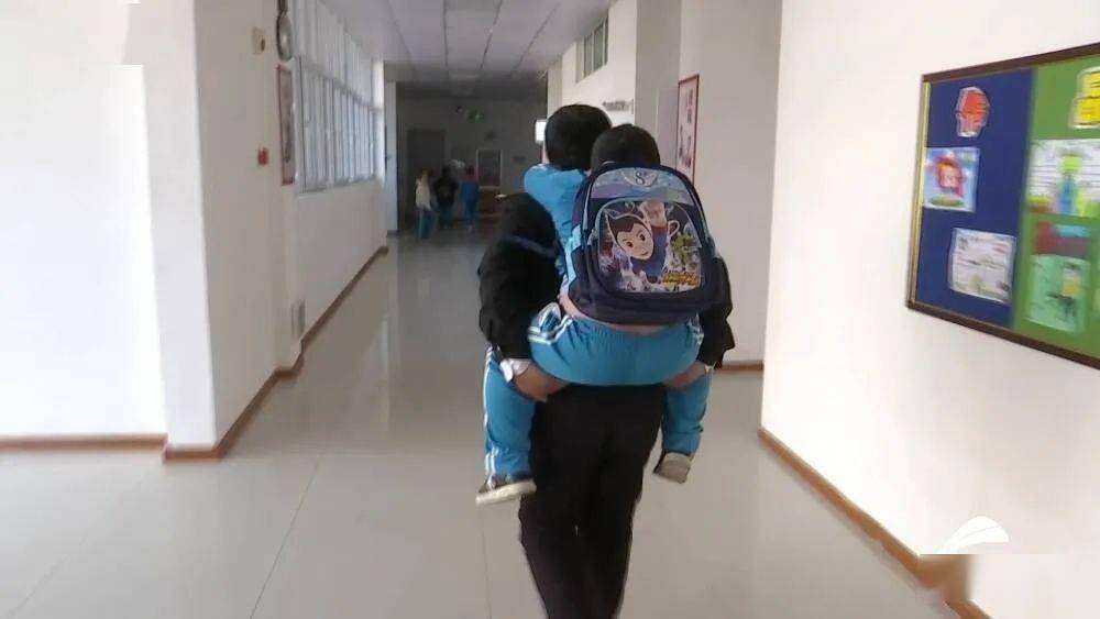 我是你的雙腿!山東56歲“校車爸爸”背起“漸凍”男孩上學 我是你的雙腿!山東56歲“校車爸爸”背起“漸凍”男孩上學