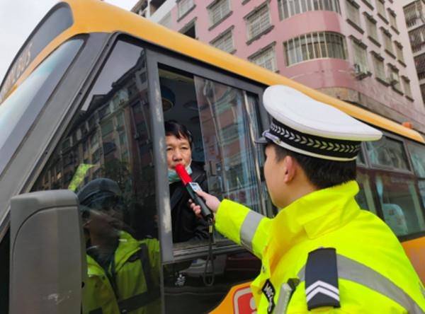 永州冷水灘:校車執法新舉措 嚴查校車駕駛員酒駕行為 永州冷水灘:校車執法新舉措 嚴查校車駕駛員酒駕行為