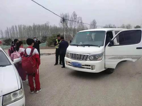 河北:三河市黑校車超員上路 三河交警及時發現依法查處 河北:三河市黑校車超員上路 三河交警及時發現依法查處