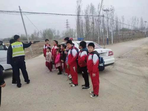 河北:三河市黑校車超員上路 三河交警及時發現依法查處 河北:三河市黑校車超員上路 三河交警及時發現依法查處