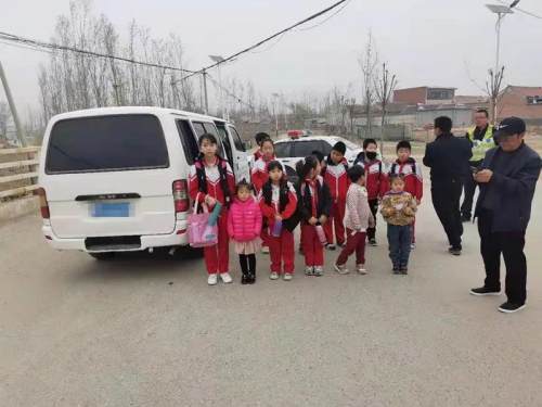 河北:三河市黑校車超員上路 三河交警及時發現依法查處 河北:三河市黑校車超員上路 三河交警及時發現依法查處