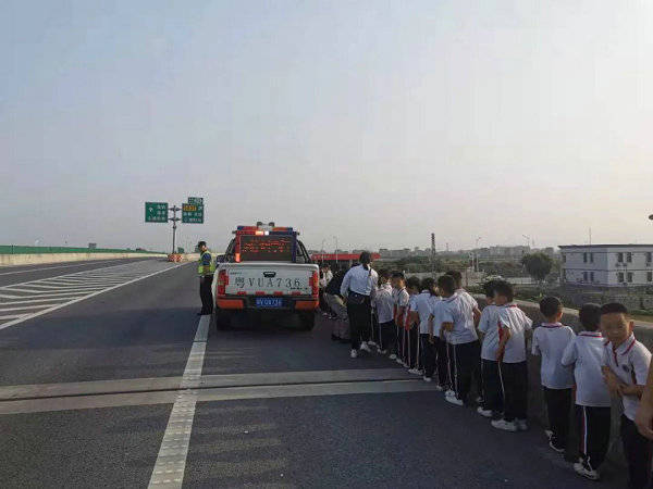 校車拋錨39名學生滯留 路政員筑“防護墻轉移 校車拋錨39名學生滯留 路政員筑“防護墻轉移