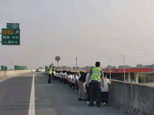 校車拋錨39名學生滯留 路政員筑“防護墻轉移 校車拋錨39名學生滯留 路政員筑“防護墻轉移