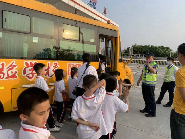 校車拋錨39名學生滯留 路政員筑“防護墻轉移 校車拋錨39名學生滯留 路政員筑“防護墻轉移