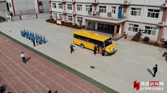 晨曦學(xué)校舉辦校車安全知識(shí)講座暨校車安全演練活動(dòng)