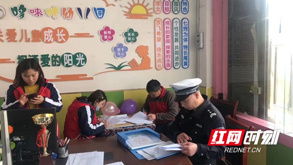 鳳凰縣:筑牢學(xué)生安全防線 持續(xù)開展校車頑瘴痼疾集中整治行動 鳳凰縣:筑牢學(xué)生安全防線 持續(xù)開展校車頑瘴痼疾集中整治行動