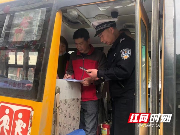 鳳凰縣:筑牢學(xué)生安全防線 持續(xù)開展校車頑瘴痼疾集中整治行動 鳳凰縣:筑牢學(xué)生安全防線 持續(xù)開展校車頑瘴痼疾集中整治行動