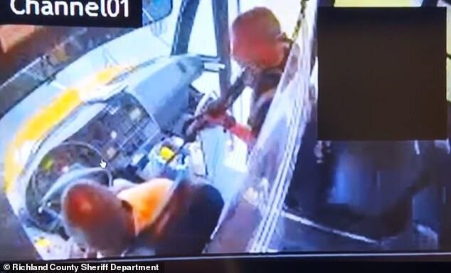 美國陸軍學(xué)員持槍逃離訓(xùn)練基地，劫持一輛載有18名學(xué)生校車