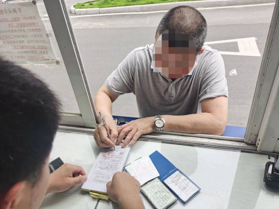 校車逆行，網友憤起舉報！交警：馬上安排！