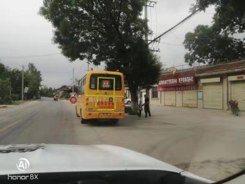 長武交警跟車督導(dǎo)校車 筑牢交通安全防線
