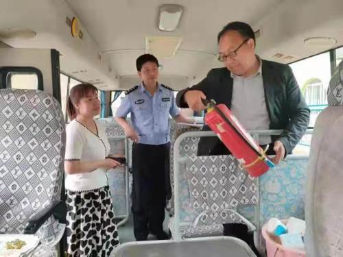 長武交警跟車督導(dǎo)校車 筑牢交通安全防線