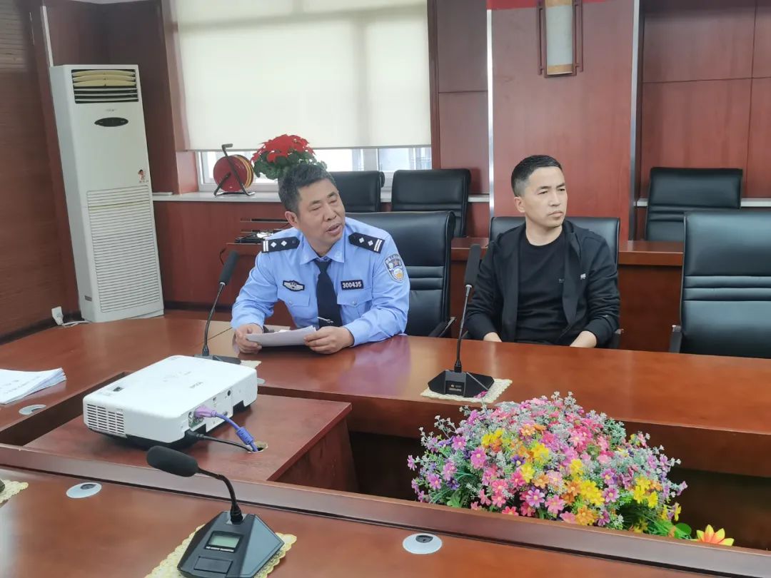 四平交管支隊鐵東大隊聯(lián)合鐵東教育局組織校車負責(zé)人、駕駛?cè)碎_展交通安全集中培訓(xùn)活動 四平交管支隊鐵東大隊聯(lián)合鐵東教育局組織校車負責(zé)人、駕駛?cè)碎_展交通安全集中培訓(xùn)活動