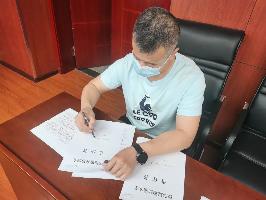 四平交管支隊鐵東大隊聯(lián)合鐵東教育局組織校車負責(zé)人、駕駛?cè)碎_展交通安全集中培訓(xùn)活動