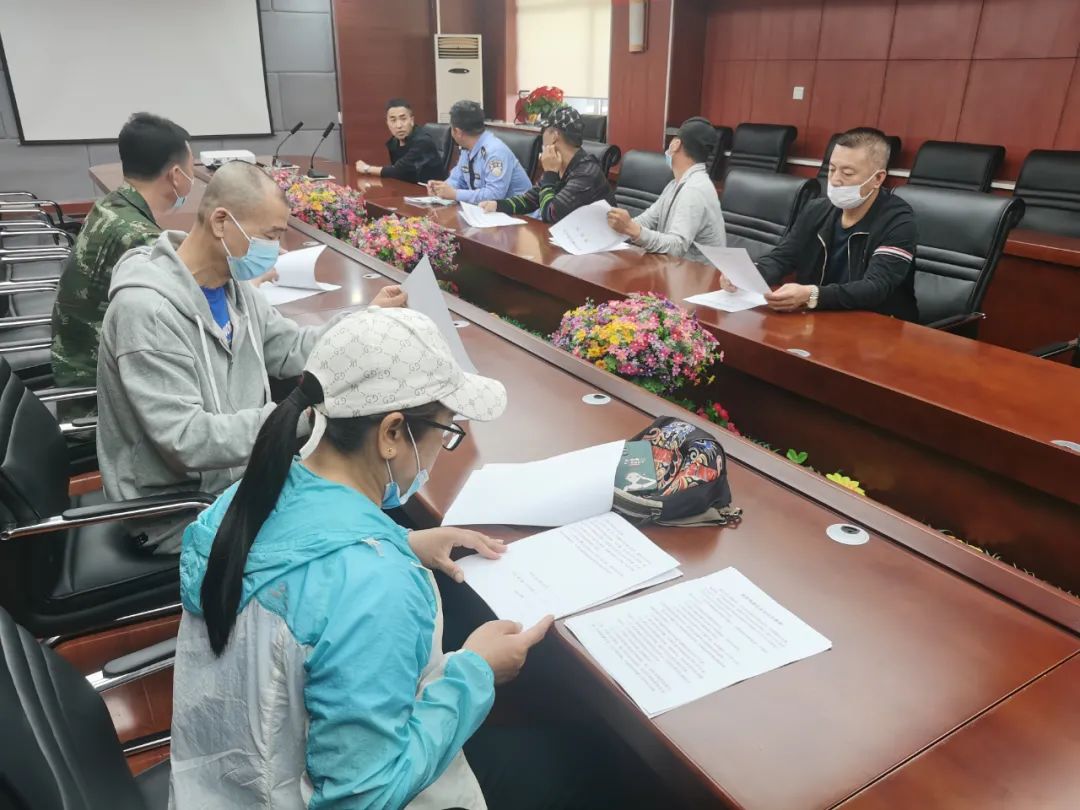 四平交管支隊鐵東大隊聯(lián)合鐵東教育局組織校車負責(zé)人、駕駛?cè)碎_展交通安全集中培訓(xùn)活動 四平交管支隊鐵東大隊聯(lián)合鐵東教育局組織校車負責(zé)人、駕駛?cè)碎_展交通安全集中培訓(xùn)活動