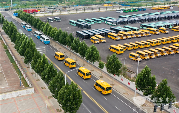杭州淳安:為莘莘學子保駕護航 70輛宇通專用校車交付杭州淳安 杭州淳安:為莘莘學子保駕護航 70輛宇通專用校車交付杭州淳安