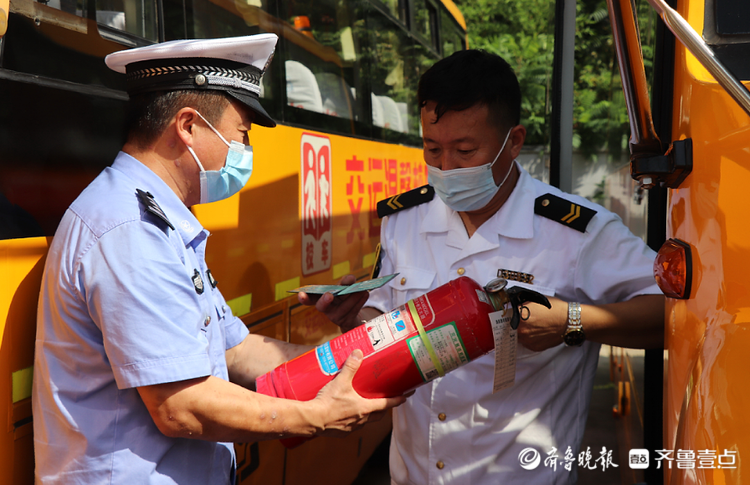城陽：迎開學(xué)，校車應(yīng)急演練