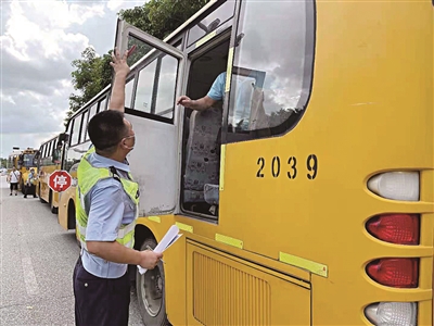 石碣開展校車“體檢” 石碣開展校車“體檢”