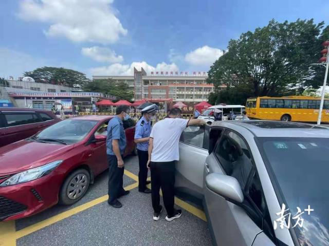 東莞交警石排大隊(duì)安排警力到轄區(qū)學(xué)校周邊路段，一邊檢查過往接送學(xué)生車輛，一邊向駕乘人員及過往群眾宣傳校車交通安全知識