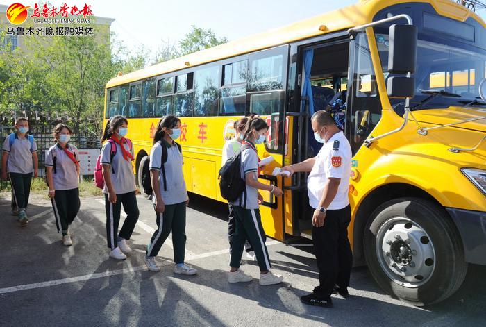 開學(xué)第一天 村里有了新校車