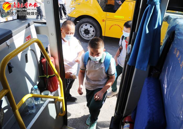 開學(xué)第一天 村里有了新校車