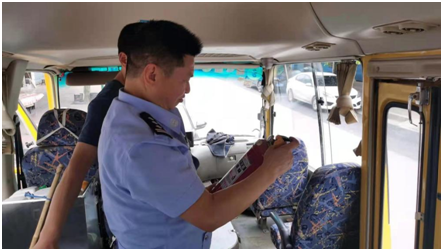 重慶交巡警加強校車和接送學生車輛安全管理/ 重慶交巡警加強校車和接送學生車輛安全管理