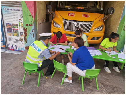 重慶交巡警加強校車和接送學生車輛安全管理/ 重慶交巡警加強校車和接送學生車輛安全管理