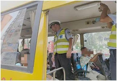 重慶交巡警加強校車和接送學生車輛安全管理/ 重慶交巡警加強校車和接送學生車輛安全管理