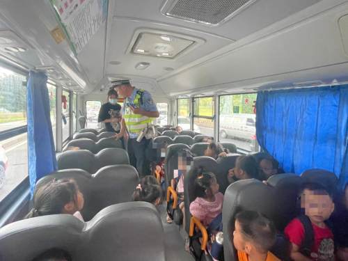 開學了,交警蜀黍整治校車行動不停歇 開學了,交警蜀黍整治校車行動不停歇