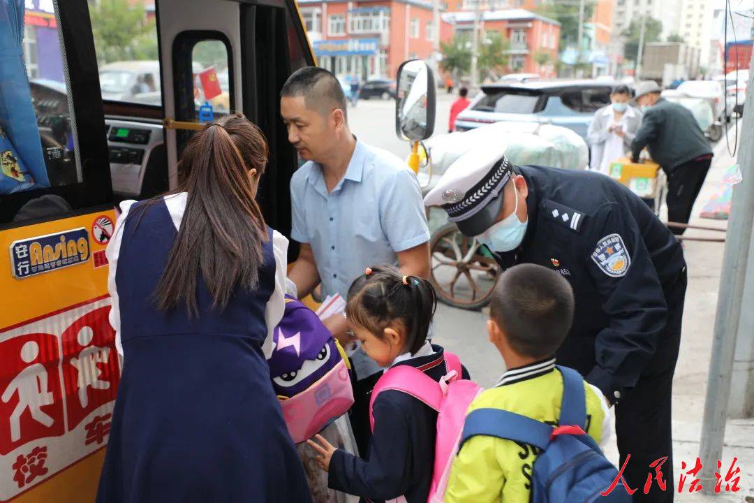 北安市公安局交警大隊開展校車安全“大體檢” 北安市公安局交警大隊開展校車安全“大體檢”