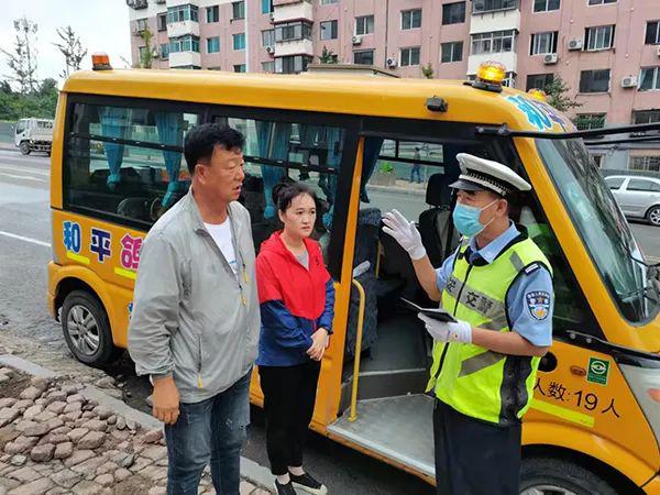 溪湖交警開展校車檢查筑牢安全防線/ 溪湖交警開展校車檢查筑牢安全防線