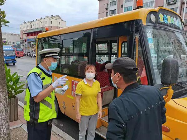 溪湖交警開展校車檢查筑牢安全防線/ 溪湖交警開展校車檢查筑牢安全防線