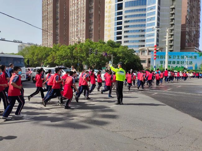 “雙減”路，庫爾勒公安交警加倍護！