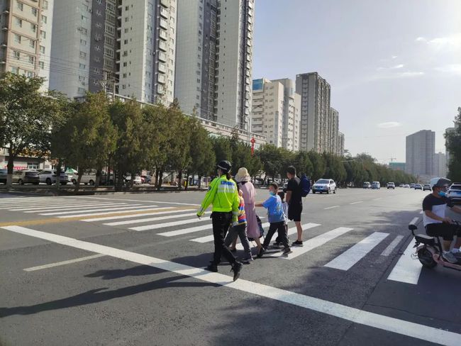 “雙減”路，庫爾勒公安交警加倍護！