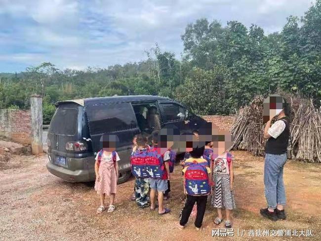 黑校車嚴(yán)重超員--浦北交警迅速查處/ 黑校車嚴(yán)重超員--浦北交警迅速查處
