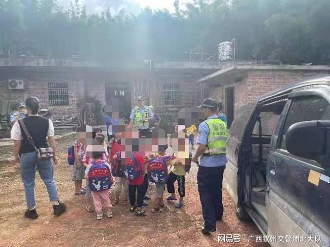 黑校車嚴(yán)重超員--浦北交警迅速查處/ 黑校車嚴(yán)重超員--浦北交警迅速查處