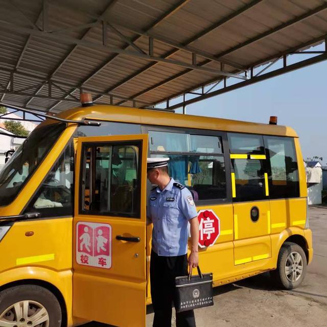 屈原交警大隊聯合教育局開展校車安全大檢查