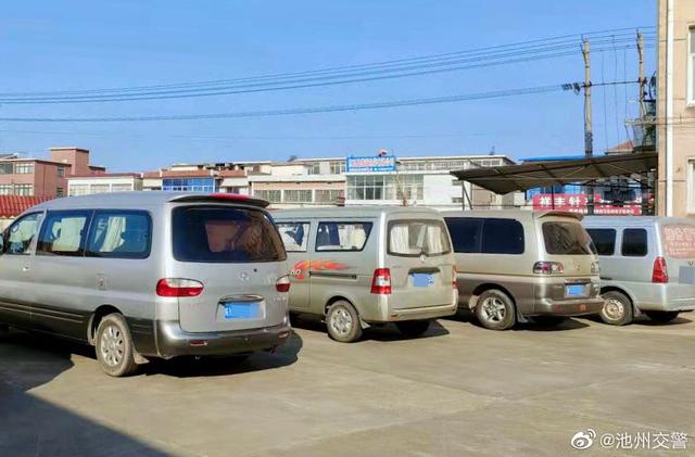 東至交警連查5輛“黑校車(chē)” 東至交警連查5輛“黑校車(chē)”