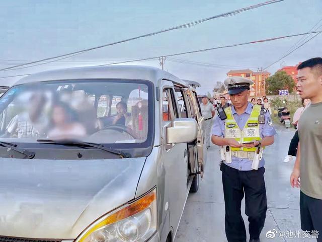 東至交警連查5輛“黑校車(chē)” 東至交警連查5輛“黑校車(chē)”