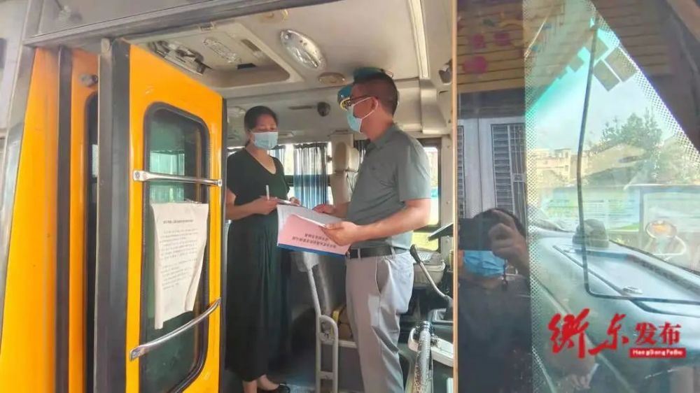 霞流鎮(zhèn):臨時突擊大檢查 確保校車使用安全 霞流鎮(zhèn):臨時突擊大檢查 確保校車使用安全