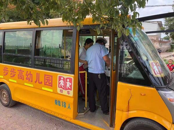 新田:開展校車集中大檢查 11.png