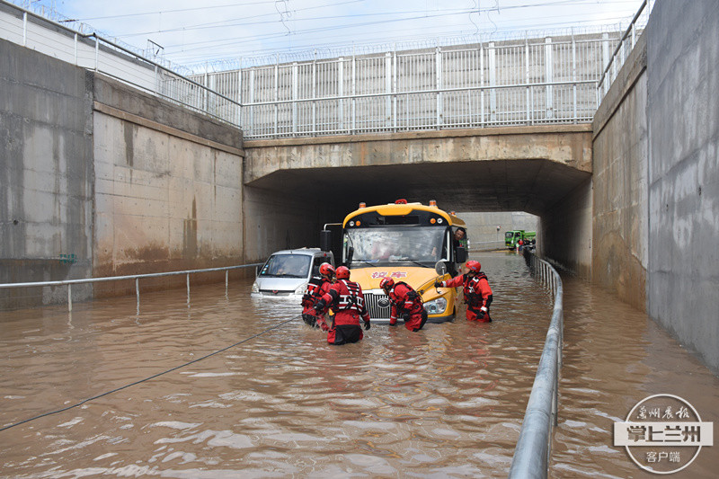 暖！強降雨致校車擱淺被困 慶陽消防涉水救出30余名學生