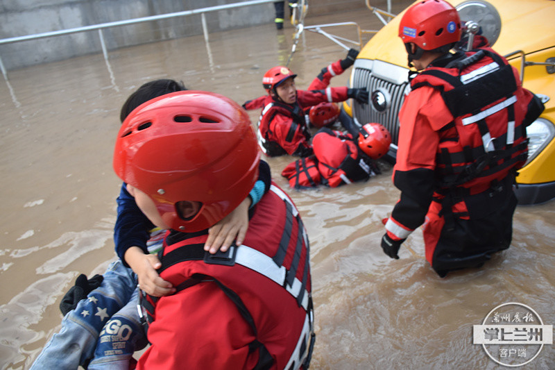 暖！強降雨致校車擱淺被困 慶陽消防涉水救出30余名學生