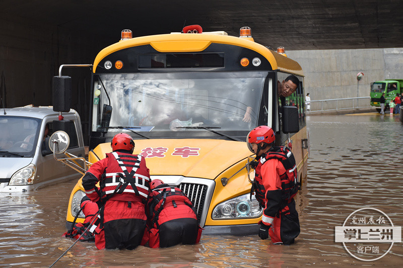 暖！強降雨致校車擱淺被困 慶陽消防涉水救出30余名學生