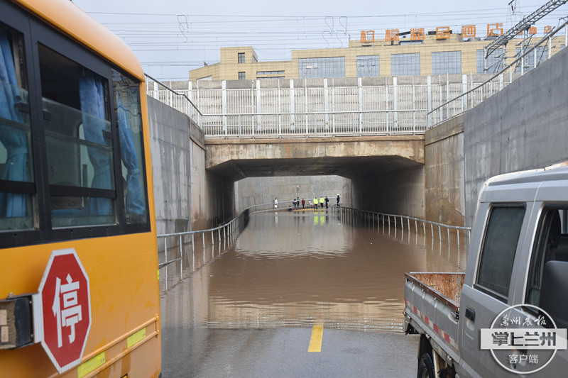 暖！強降雨致校車擱淺被困 慶陽消防涉水救出30余名學生