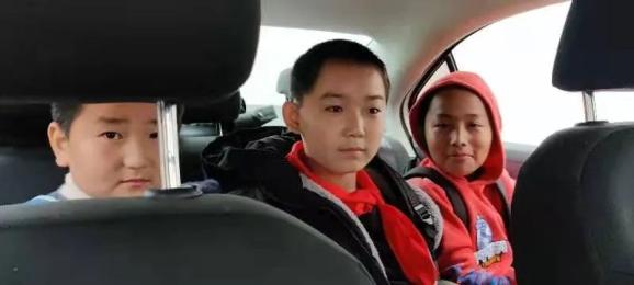 下雨天 警車變校車護送學生回家 下雨天 警車變校車護送學生回家