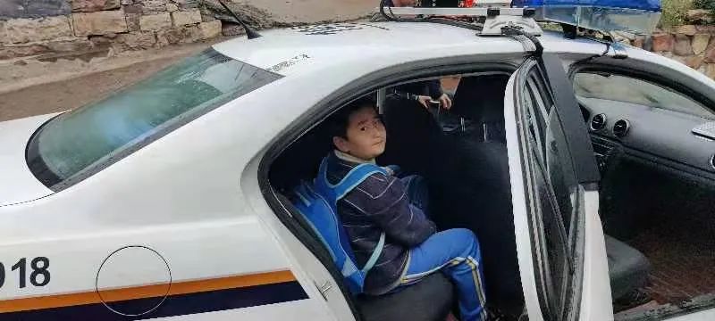 下雨天 警車變校車護送學生回家 下雨天 警車變校車護送學生回家