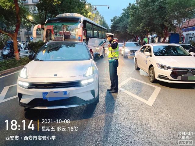 6點半問題 西安交警解決家長學校煩心事
