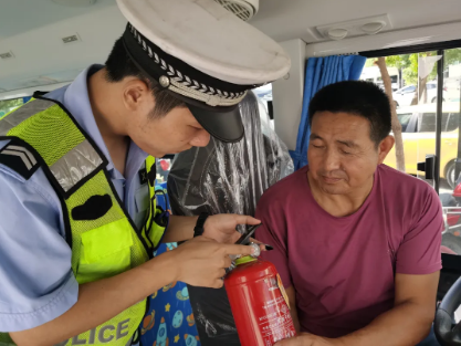 南城公安交警開展校車安全大檢查,筑牢安全防線 南城公安交警開展校車安全大檢查,筑牢安全防線