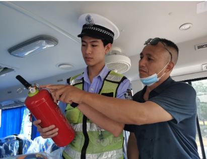 南城公安交警開展校車安全大檢查,筑牢安全防線 南城公安交警開展校車安全大檢查,筑牢安全防線